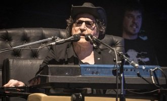 El “hit del verano” volvió a ser entonado en un recital de Charly García