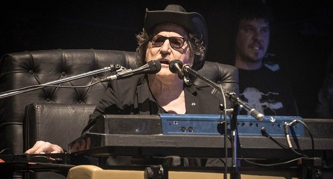 El “hit del verano” volvió a ser entonado en un recital de Charly García