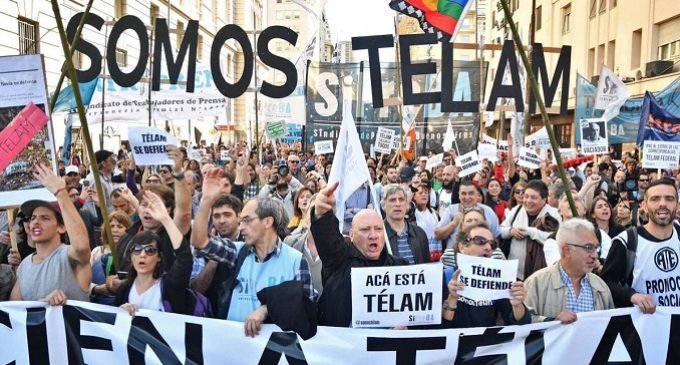 “Acá está Télam”: masiva marcha de prensa contra los despidos