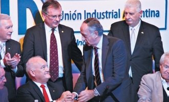 Para la UIA, mantener los salarios bajos evita los despidos masivos