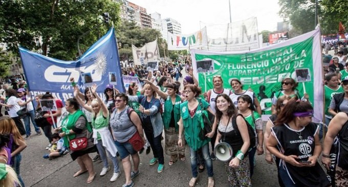 Miles de mujeres se manifestaron contra el G20 y el femicidio de Lucía