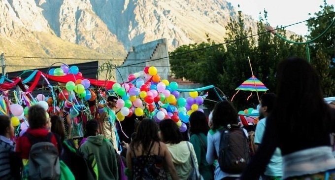 Ataque a pareja gay en El Bolsón: “Da cuenta del odio agazapado que busca una excusa para agredir”