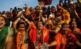 India: una congregación trans busca su espacio en la festividad de la Jarra Sagrada