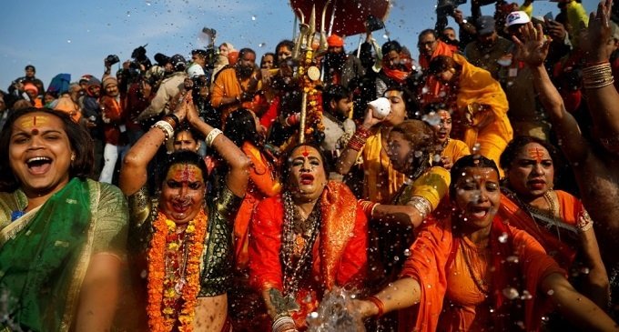 India: una congregación trans busca su espacio en la festividad de la Jarra Sagrada
