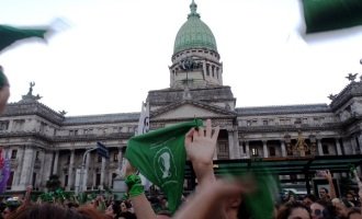 Biologicismo y abortos en el clóset ¡Nunca Más!
