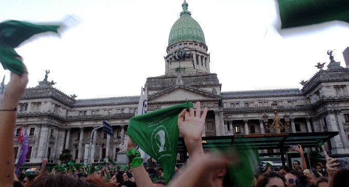 Biologicismo y abortos en el clóset ¡Nunca Más!