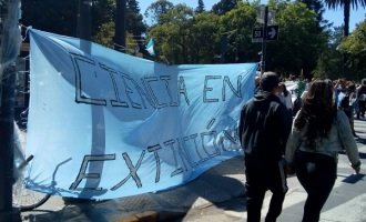 La Plata: movilización de trabajadores del CONICET contra el ajuste en Ciencia La Plata: movilización de trabajadores del CONICET contra el ajuste en Ciencia