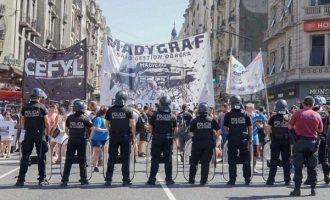 Brutal represión a trabajadores de MadyGraf: tres detenidos, dos de ellos periodistas