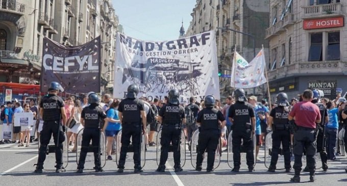Brutal represión a trabajadores de MadyGraf: tres detenidos, dos de ellos periodistas
