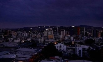 Apagón en Venezuela: el gobierno adjudica el corte a una “guerra eléctrica” dirigida por EE.UU