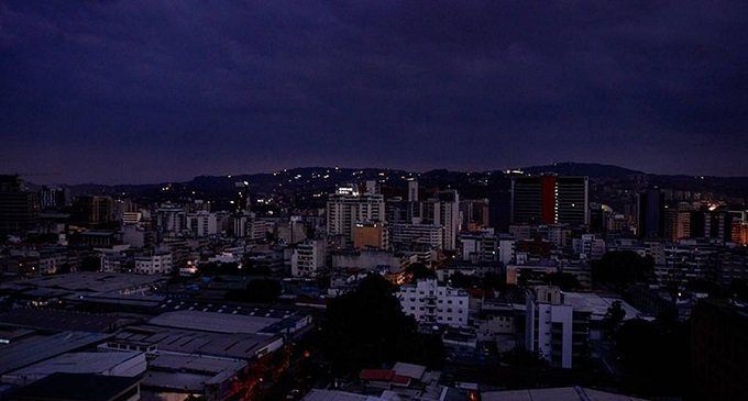 Apagón en Venezuela: el gobierno adjudica el corte a una “guerra eléctrica” dirigida por EE.UU