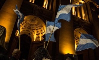 Masiva movilización en apoyo a Ramos Padilla tras exponer ante la bicameral de Inteligencia