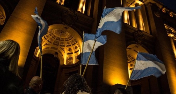 Masiva movilización en apoyo a Ramos Padilla tras exponer ante la bicameral de Inteligencia