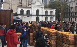 “Frutazo” en Plaza de Mayo contra la crisis de las economías regionales