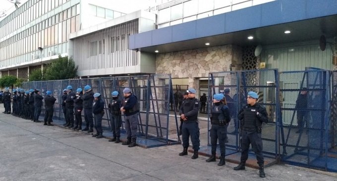 Despidos en Interpack: les avisaron por whatsapp y les prohibieron el ingreso con un cordón policial