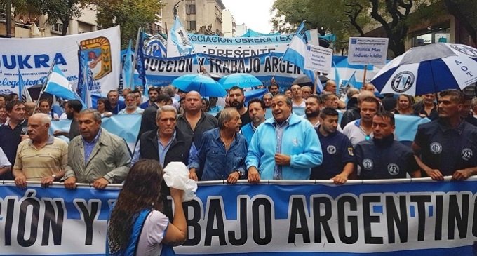 Una multitud le marcó la cancha a la CGT para que convoque a un paro nacional