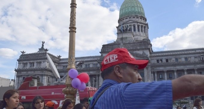 Realizaron otro “verdurazo” frente al Congreso para visibilizar la crisis de la agricultura familiar