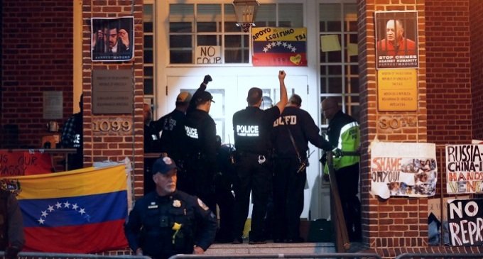 Conflicto en la Embajada venezolana: EE.UU. viola el derecho internacional