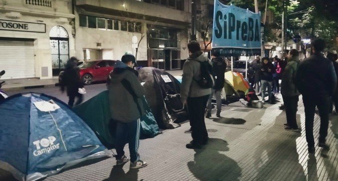 Comienza un acampe contra los despidos en Télam
