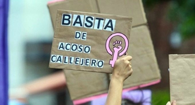 El gobierno promulgó la ley que prohíbe el acoso callejero