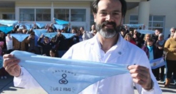 Se negó a practicar un aborto no punible y un juez lo declaró culpable