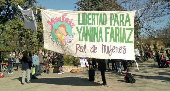 Absolvieron a la mujer que no pudo evitar el asesinato de su hija