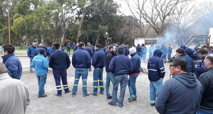 Loma Negra: horas decisivas para un pueblo en vilo por el cierre de la fábrica