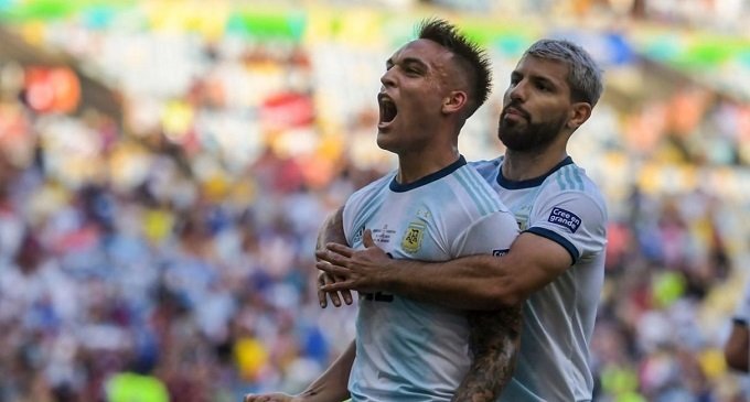 Argentina venció 2-0 a Venezuela y jugará el clásico ante Brasil