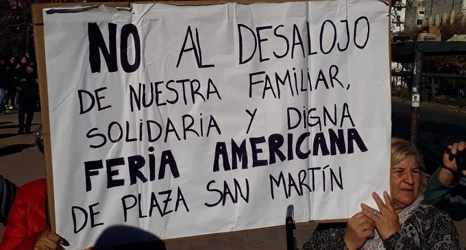 La Plata: con un insólito operativo de seguridad, el gobierno impide el trabajo de 600 familias manteras