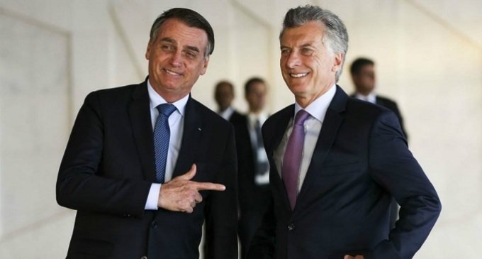 Envuelto en escándalos de corrupción, Bolsonaro se suma a la campaña electoral de Macri