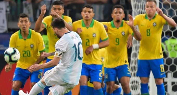 Brasil venció a Argentina por 2 goles y la dejó afuera de la copa