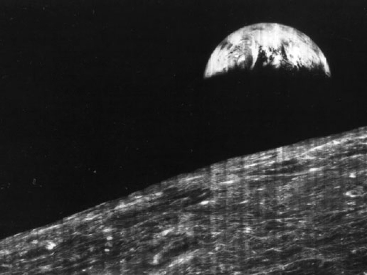 La primera imagen de la Tierra desde la Luna. La foto fue transmitida a la Tierra en 1966 por el Lunar Orbiter I, primara nave del segundo programa estadounidense de reconocimiento automático de la luna.