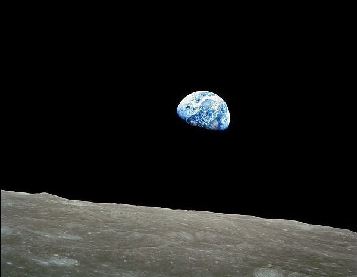 “Earthrise” (Amanecer de la Tierra) es el nombre de la fotografía que tomó el astronauta estadounidense William Anders en 1968 durante la misión Apollo 8 donde la Tierra parece elevarse sobre el horizonte lunar.