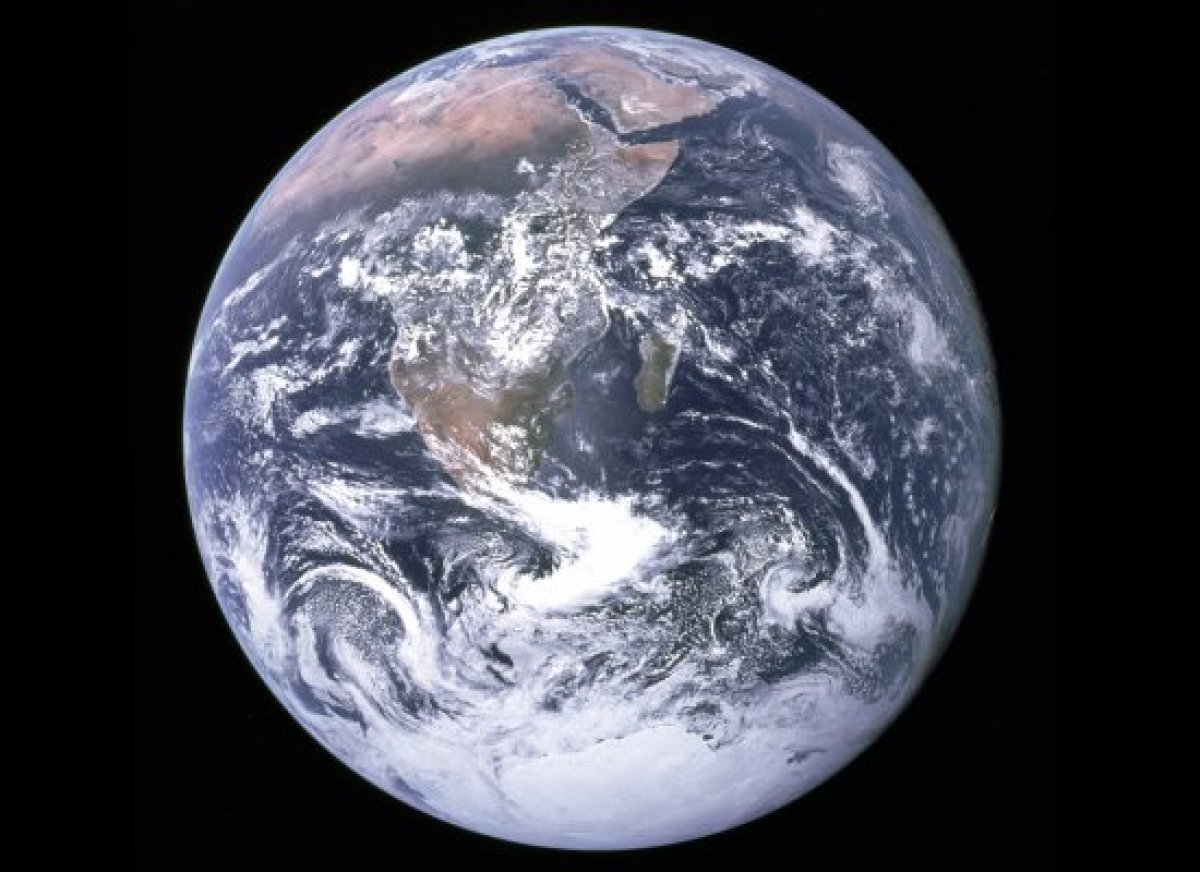 “Blue Marble” (Canica Azul) fue una fotografía tomada en 1972 por la tripulación del Apolo 17 a unos 45.000 kilómetros de distancia. La particularidad de la foto se debe a que, al momento de realizarla, el sol se encontraba exactamente detrás de los astronautas.