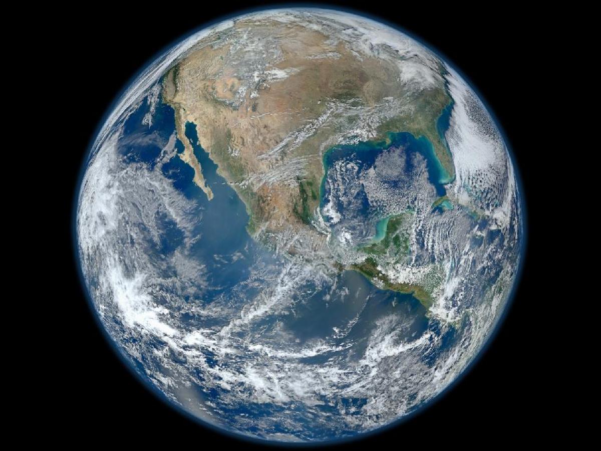 La “Blue Marble” remasterizada. En enero de 2012 la NASA publicó una nueva versión de la fotografía de 1977 pero en alta resolución. Esta es una composición de imágenes que cubren el planeta mediante diversas fotografías satelitales que trataron de eliminar la nubosidad todo lo posible. Fueron tomadas por el satélite de la NASA Suomi NPP.